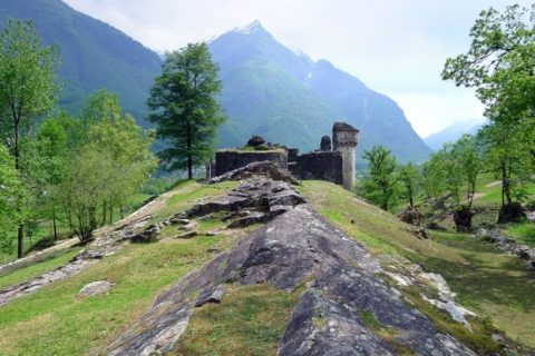 Le rovine del Castello di Serravalle