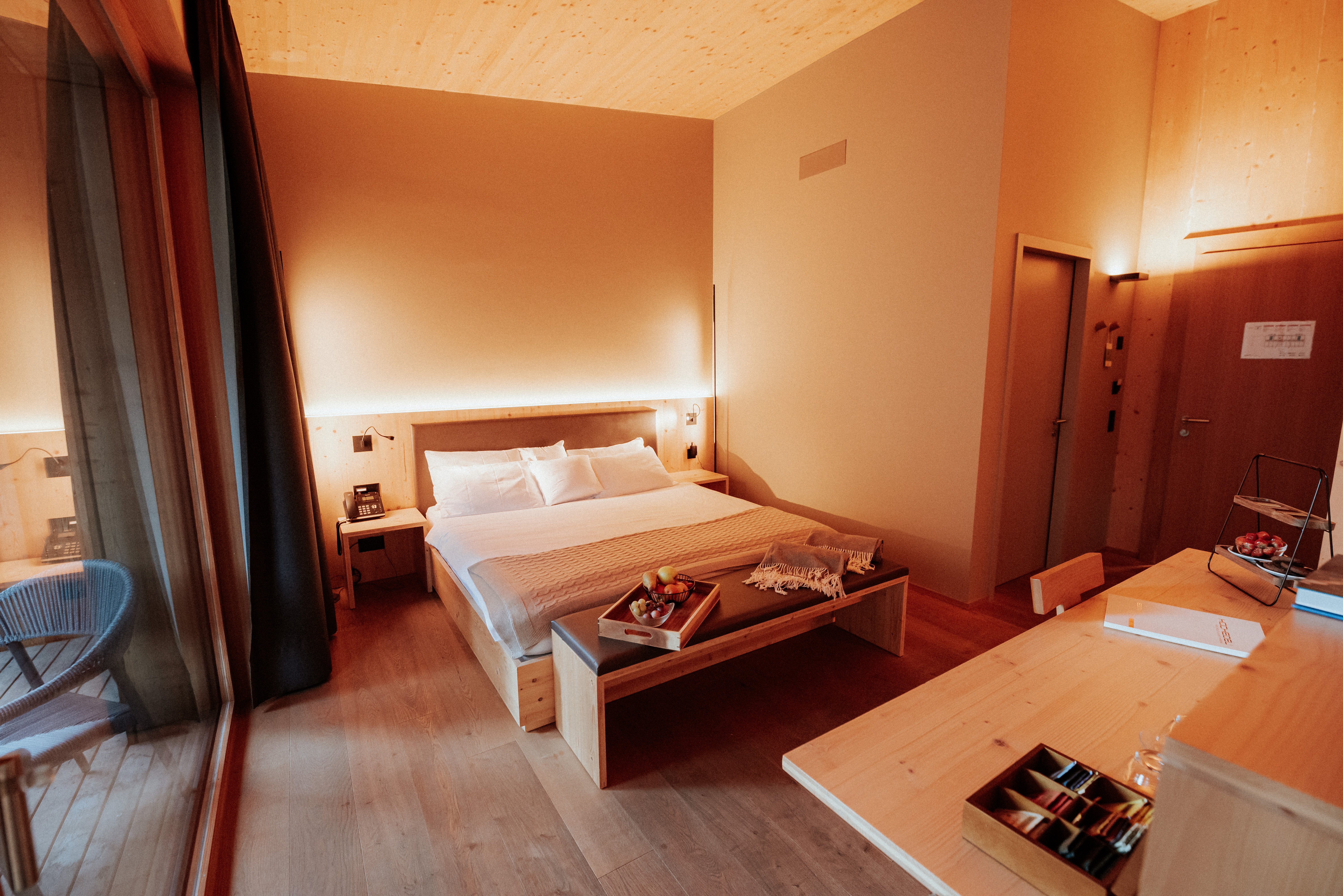 Camera Classic del Campra Lodge con letto matrimoniale, arredi in legno naturale, scrivania, balcone privato e atmosfera alpina accogliente