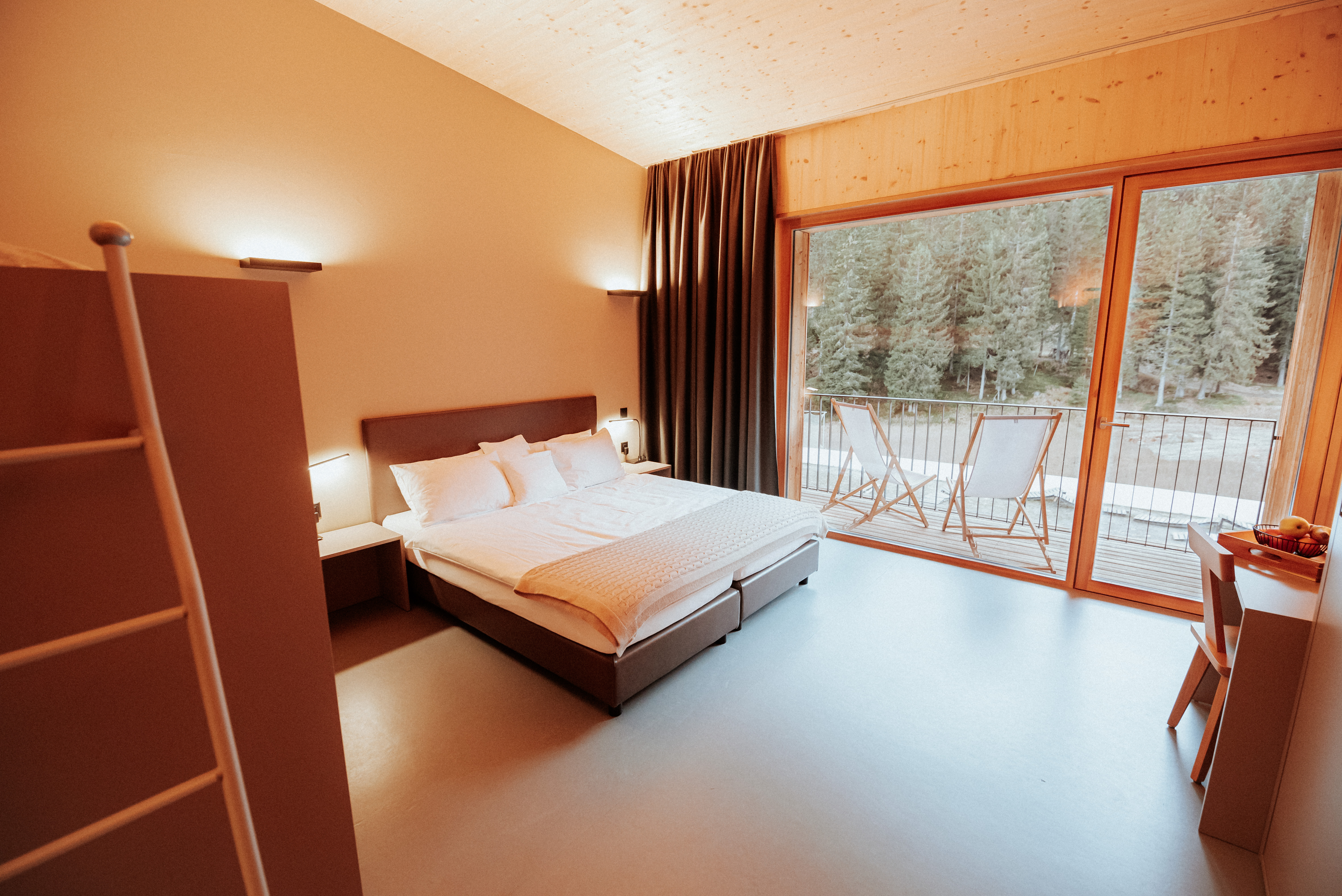 Camera Family del Campra Lodge con letto matrimoniale, spazi ampi, balcone panoramico e comfort ideale per famiglie e piccoli gruppi immersi nella natura alpina