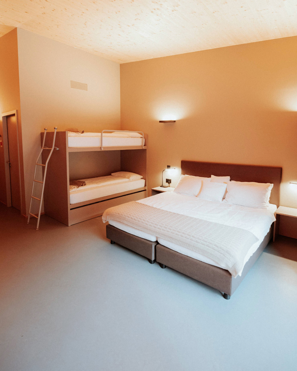 Camera Family del Campra Lodge con letto matrimoniale, spazi ampi, balcone panoramico e comfort ideale per famiglie e piccoli gruppi immersi nella natura alpina